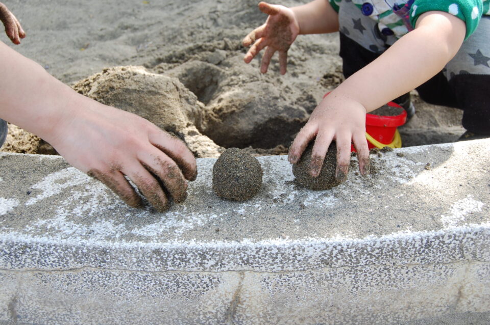 公園デビューするデメリットを踏まえて砂遊びする親子